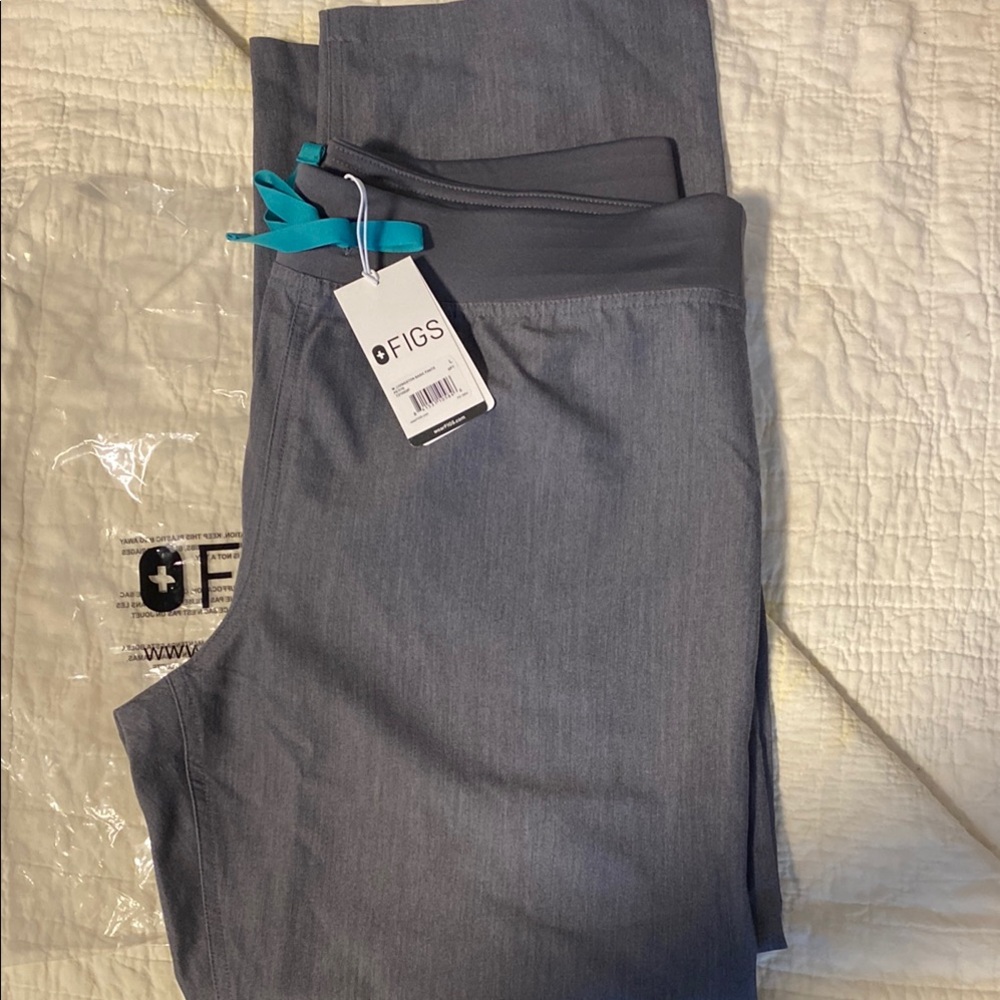 Figs Charcoal Scrub Pants 
Never worn large petite with tag
